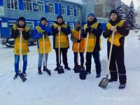 Помощь студентов ГАГУ в уборке снега