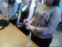 Студенты юристы на экскурсии у судебных приставов